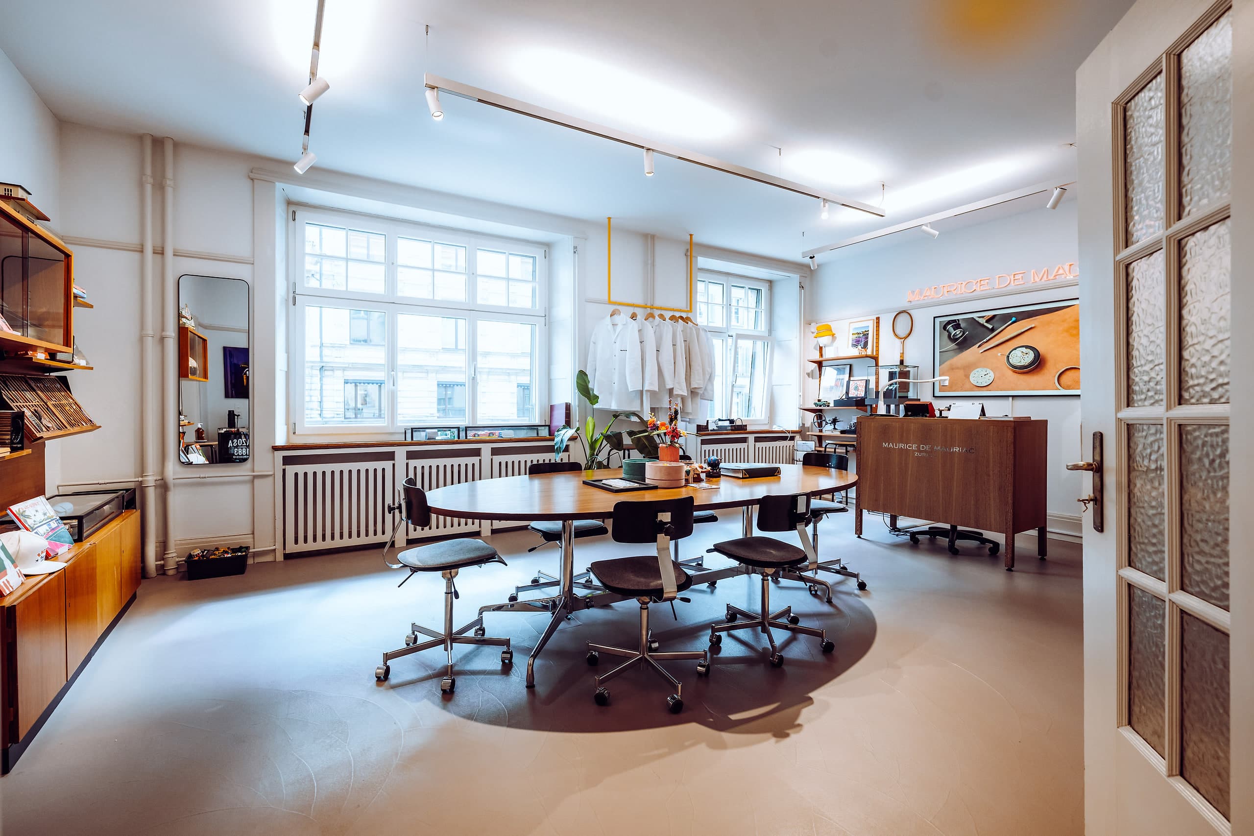 Der grosse Tisch im Atelier an der Rämistrasse in Zürich
