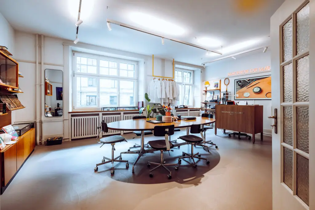 Der grosse Tisch im Atelier an der Rämistrasse in Zürich